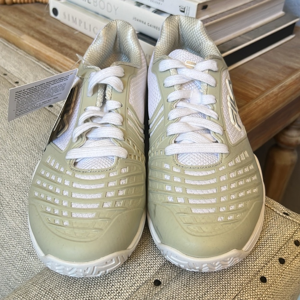 Fila Women Axilus 2 Energized white/metallic Silver White Tennis Sneakers Size 9 - Picture 2 of 4